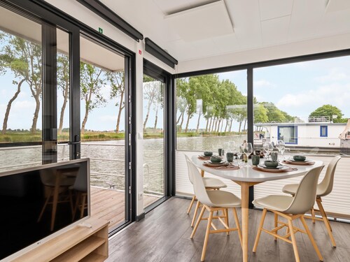Houseboat with a terrace and stunning views