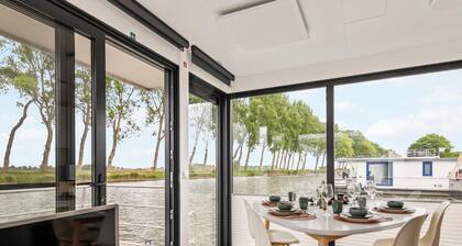 Houseboat with a terrace and stunning views