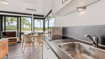 Frigorífico, microondas, placa de cocina y cafetera o tetera