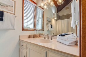 Bathroom - Seahouse - spacious 4 bedroom ocean view (Bald Head Island)