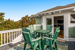 Outdoor dining - Deja Blue PET FRIENDLY ocean view (Bald Head Island)