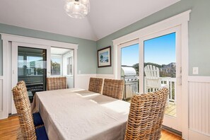 Dining - Deja Blue PET FRIENDLY ocean view (Bald Head Island)