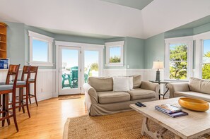 Fernseher, Kamin, Bücher