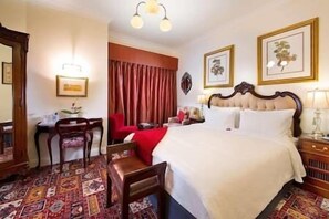 5 bedrooms, iron/ironing board, WiFi, bed sheets