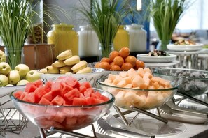 A buffet with various fruits and vegetables, including apples, bananas, oranges, and watermelon. - Lavande Hotel Guangzhou Beijing Road Pedestrian Street Haizhu Square Metro Station Branch - Free Deliver Service to Canton Fair Complex During Canton Fair Period (Guangzhou)