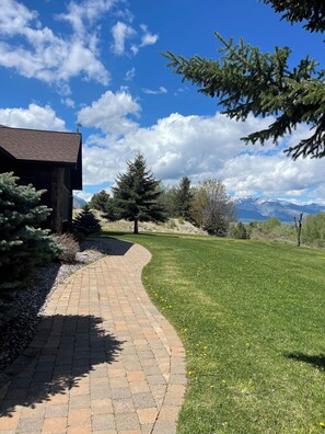 Property grounds - Peaceful Skalkaho hide away, 4-bedroom house in Hamilton. (Hamilton)