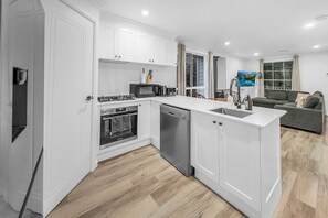 ميكروويف، فرن، غسالة أطباق، ماكينة لصنع القهوة/الشاي