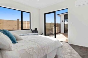 4 habitaciones, tabla de planchar con plancha, cuna de viaje y wifi 