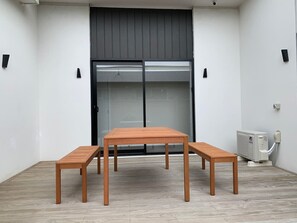 Outdoor dining - Modern Beach Retreat (4 bedrooms) (Papamoa)