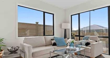 Modern Beach Retreat (4 bedrooms)