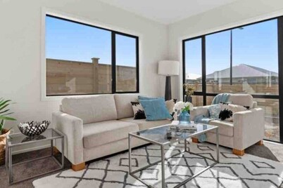 Modern Beach Retreat (4 bedrooms)