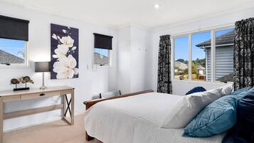 4 habitaciones, escritorio y tabla de planchar con plancha