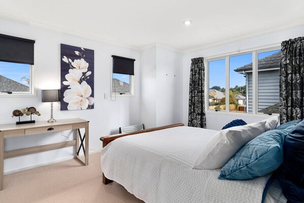 4 dormitorios, escritorio, tabla de planchar con plancha y cuna de viaje