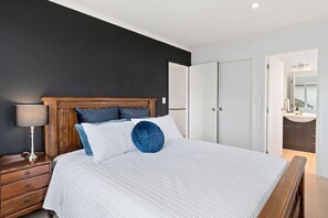 4 bedrooms, desk, iron/ironing board, travel crib