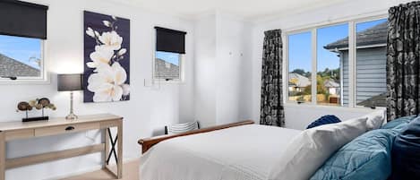 4 chambres, bureau, fer et planche à repasser, lit de bébé portatif