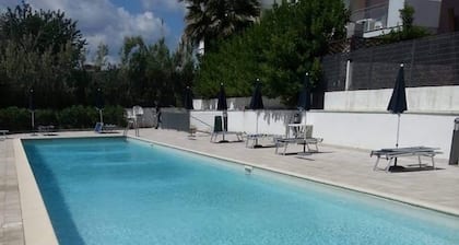 Apartment with swimming pool and large terrace a few steps from the sea, pets allowed