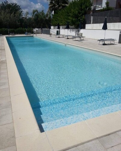 Apartment with swimming pool and large terrace a few steps from the sea, pets allowed