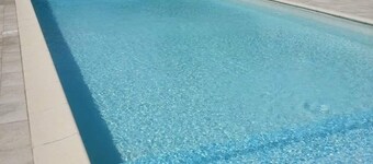 Apartment with swimming pool and large terrace a few steps from the sea, pets allowed