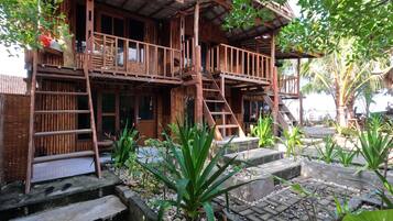 Bangalô standard, vista para o jardim | Terraço/pátio