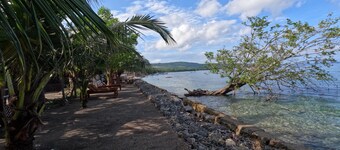 Maryan Moyo Bungalows and resto