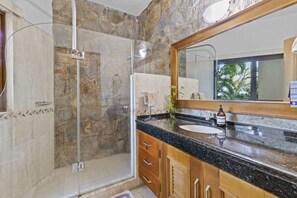 Shower, hair dryer, towels, shampoo - [NEW] 5-Star Oceanfront Estate | 7BR w/ 2 Infinity Pools, Jacuzzi, Full Staff, Shopping Services (Mismaloya)
