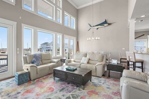 Een smart-tv, een open haard en een kantoor