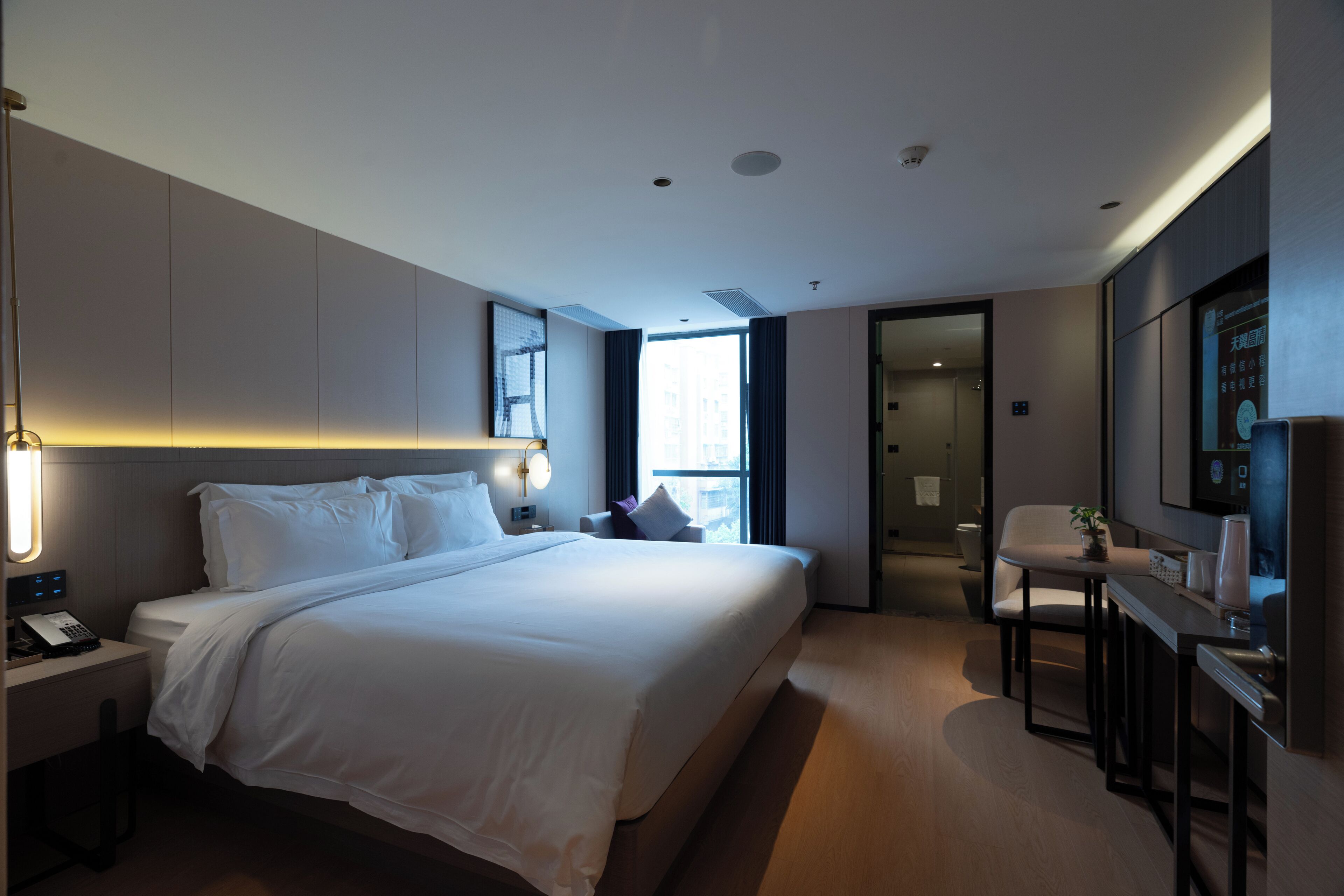 Espacio para trabajar con laptop y cortinas blackout 