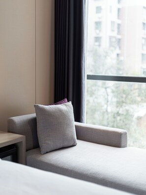 Laptop workspace, blackout drapes, soundproofing, iron/ironing board - Lavande International Hotel Guangzhou TaiKoo Hui Square Shipaiqiao Metro Station Branch - Free Shuttle Bus to Canton Fair Complex During Canton Fair Period (Guangzhou)