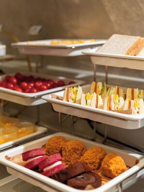 Free daily self-serve breakfast - Lavande International Hotel Guangzhou TaiKoo Hui Square Shipaiqiao Metro Station Branch - Free Shuttle Bus to Canton Fair Complex During Canton Fair Period (Guangzhou)