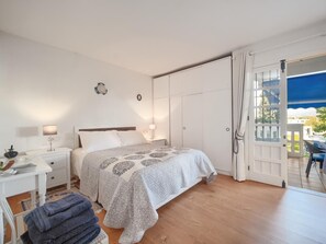 2 bedrooms, iron/ironing board, internet, bed sheets