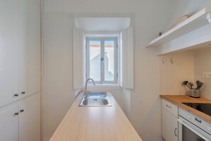 Réfrigérateur, micro-ondes, lave-vaisselle, cafetière/bouilloire