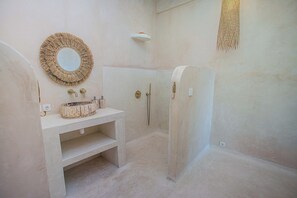 Chuveiro, toalhas de banho, sabonete, shampoo