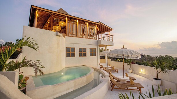 Une villa moderne dotée d’une piscine sur le toit, d’un espace salon extérieur et d’une vue sur l’océan.