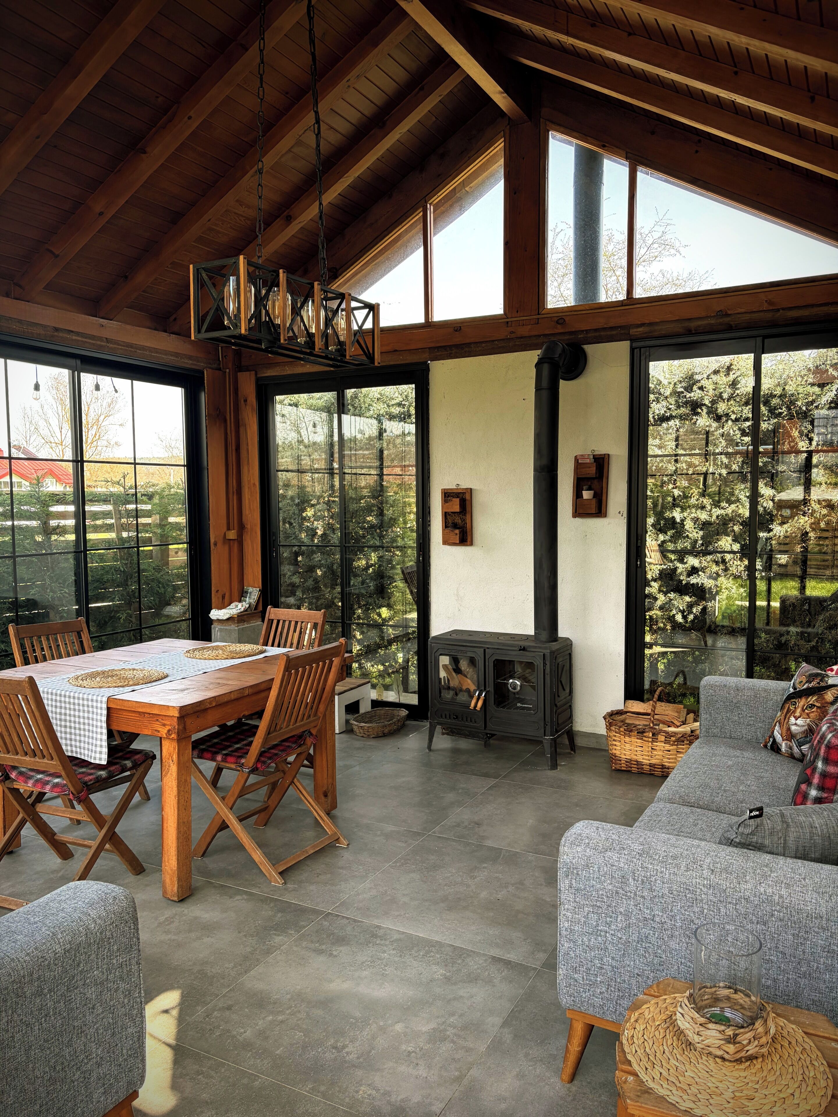 Tabla de planchar con plancha, wifi gratis y ropa de cama 