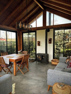 ファミリー ヴィラ パティオ | アイロン / アイロン台、WiFi (無料)、ベッドシーツ