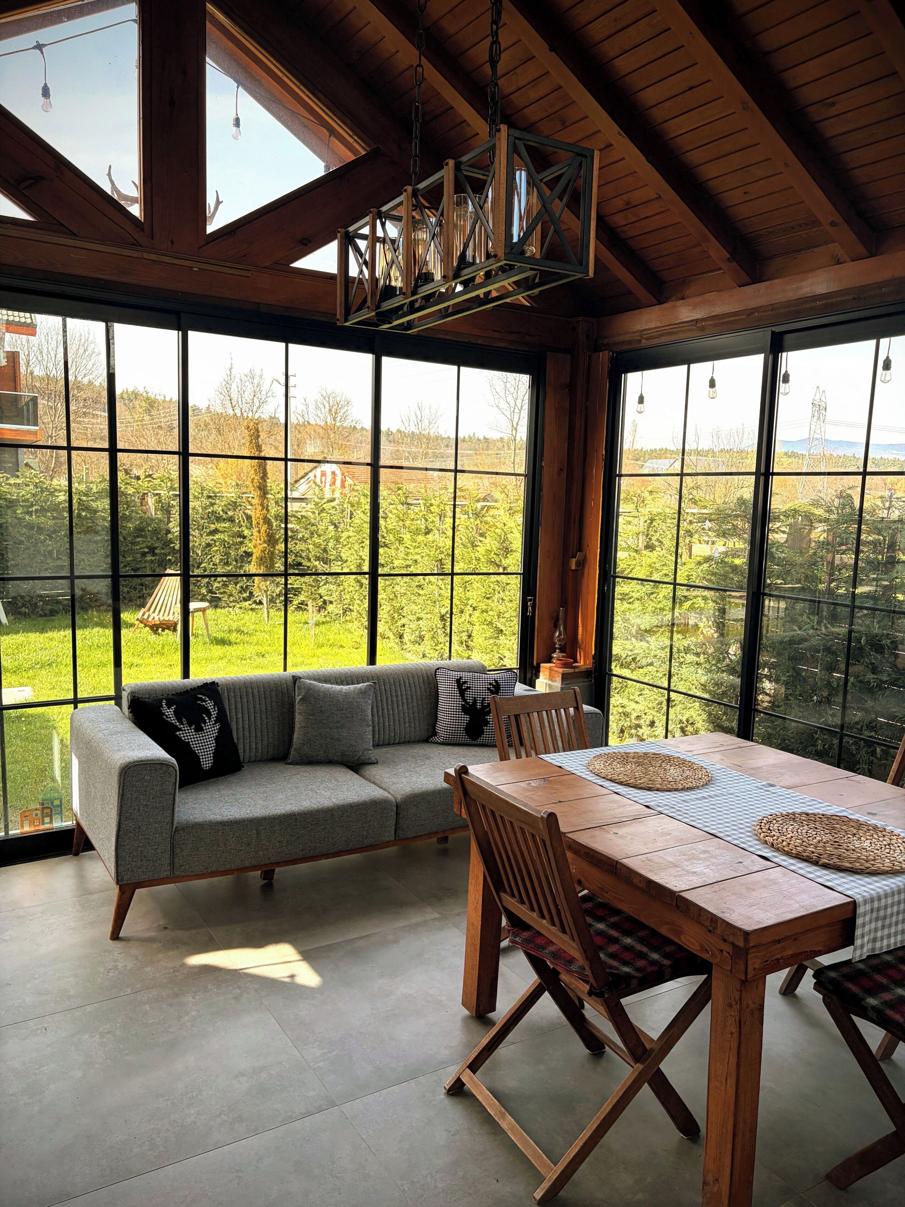 Tabla de planchar con plancha, wifi gratis y ropa de cama 