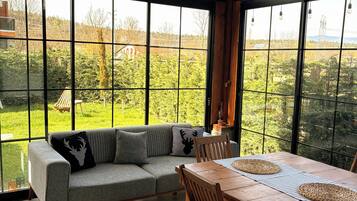 Tabla de planchar con plancha, wifi gratis y ropa de cama