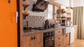 Villa familiar, patio | Cocina privada | Parrilla de estufa, lavavajillas, cafetera y tetera y tetera eléctrica