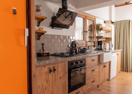 Placa de cocina, lavavajillas, cafetera/tetera, tetera/pava eléctrica
