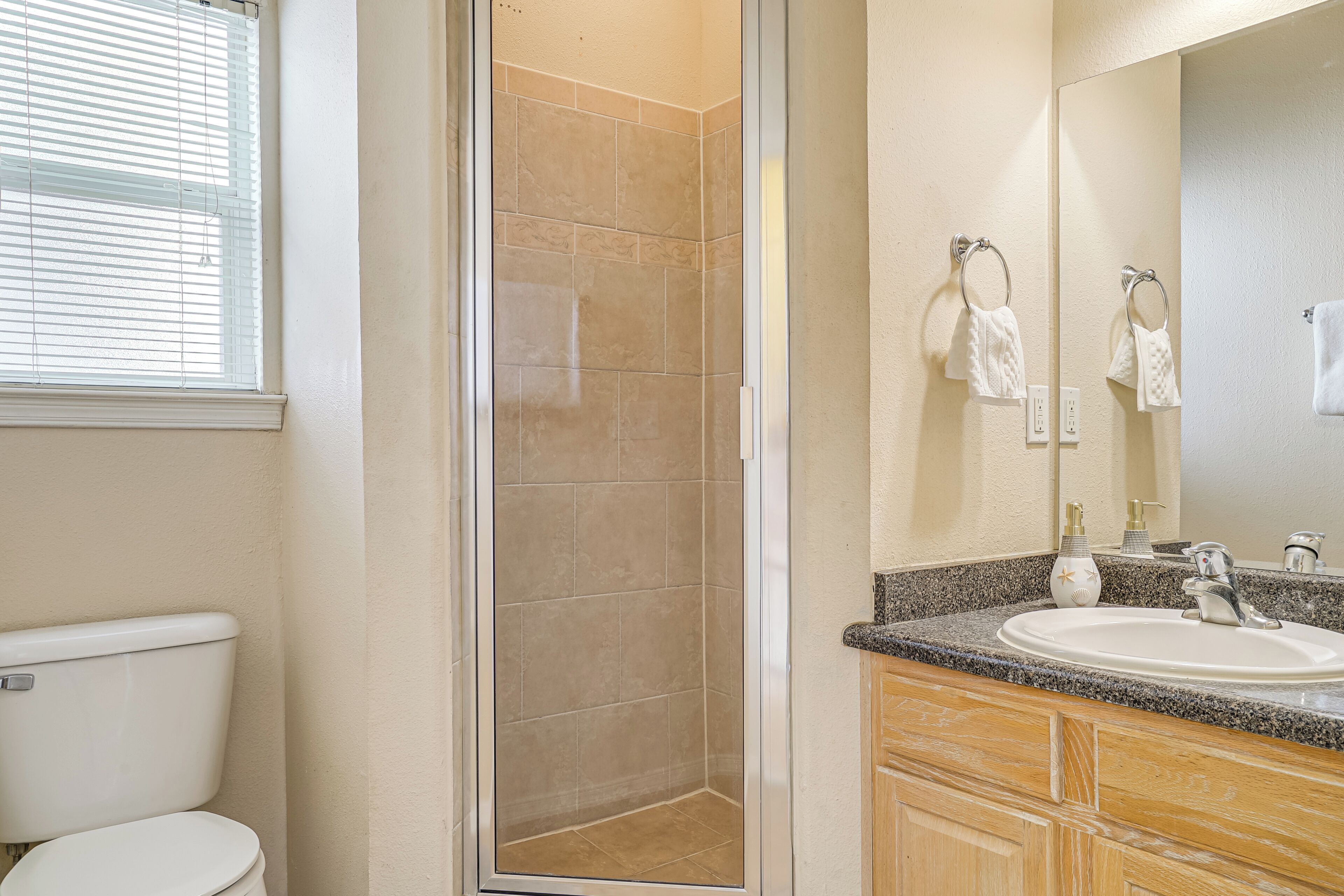 Full Bathroom | Towels Provided | 1st Floor