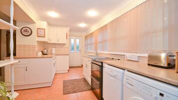 Refrigerador, microondas, horno, lavavajillas