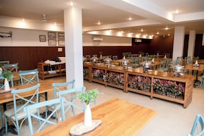 Café da manhã com buffet grátis todos os dias