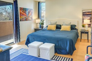 2 bedrooms, desk, Internet, bed sheets - 1 Mi to UNM: Convenient Albuquerque Townhome! (Albuquerque)