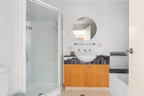 Dusche, Haartrockner, Handtücher, Shampoo