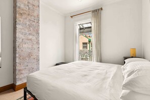 2 habitaciones, escritorio, tabla de planchar con plancha y wifi 