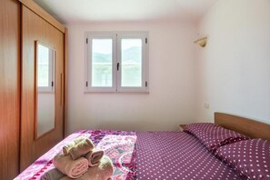 1 dormitorio, tabla de planchar con plancha, cuna de viaje y wifi