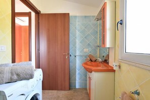 Douche, séchoir à cheveux, bidet, serviettes fournies