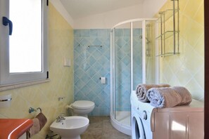 Douche, sèche-cheveux, bidet, serviettes fournies