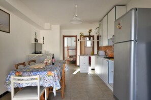 Réfrigérateur, four à micro-ondes, surface de cuisson, cafetière-théière