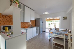 Kühlschrank, Mikrowelle, Herdplatte, Wasserkocher mit Kaffee-/Teezubehör